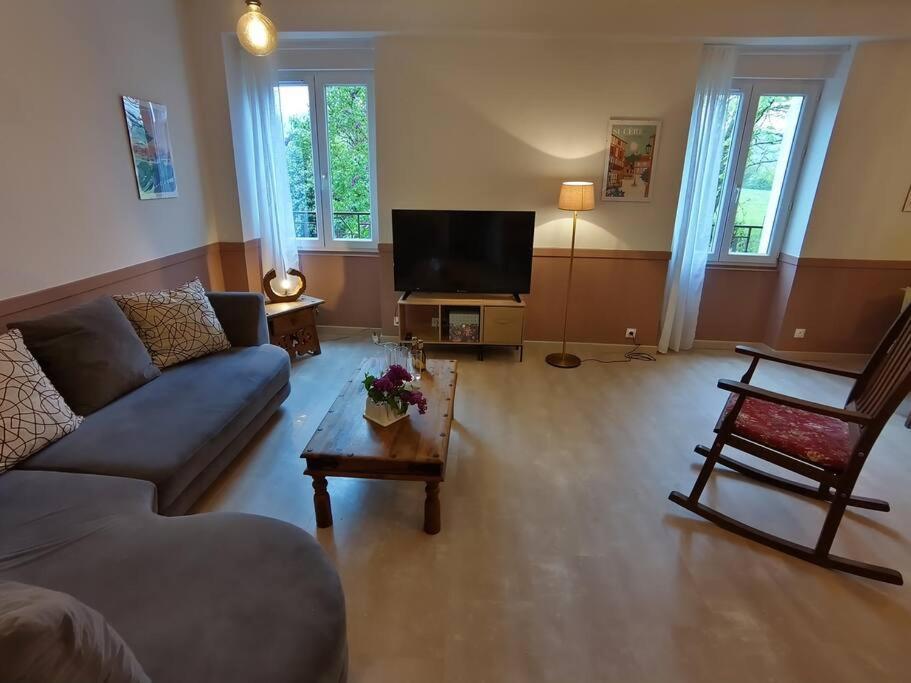 Grand Appartement Avec Jardin Bretenoux エクステリア 写真