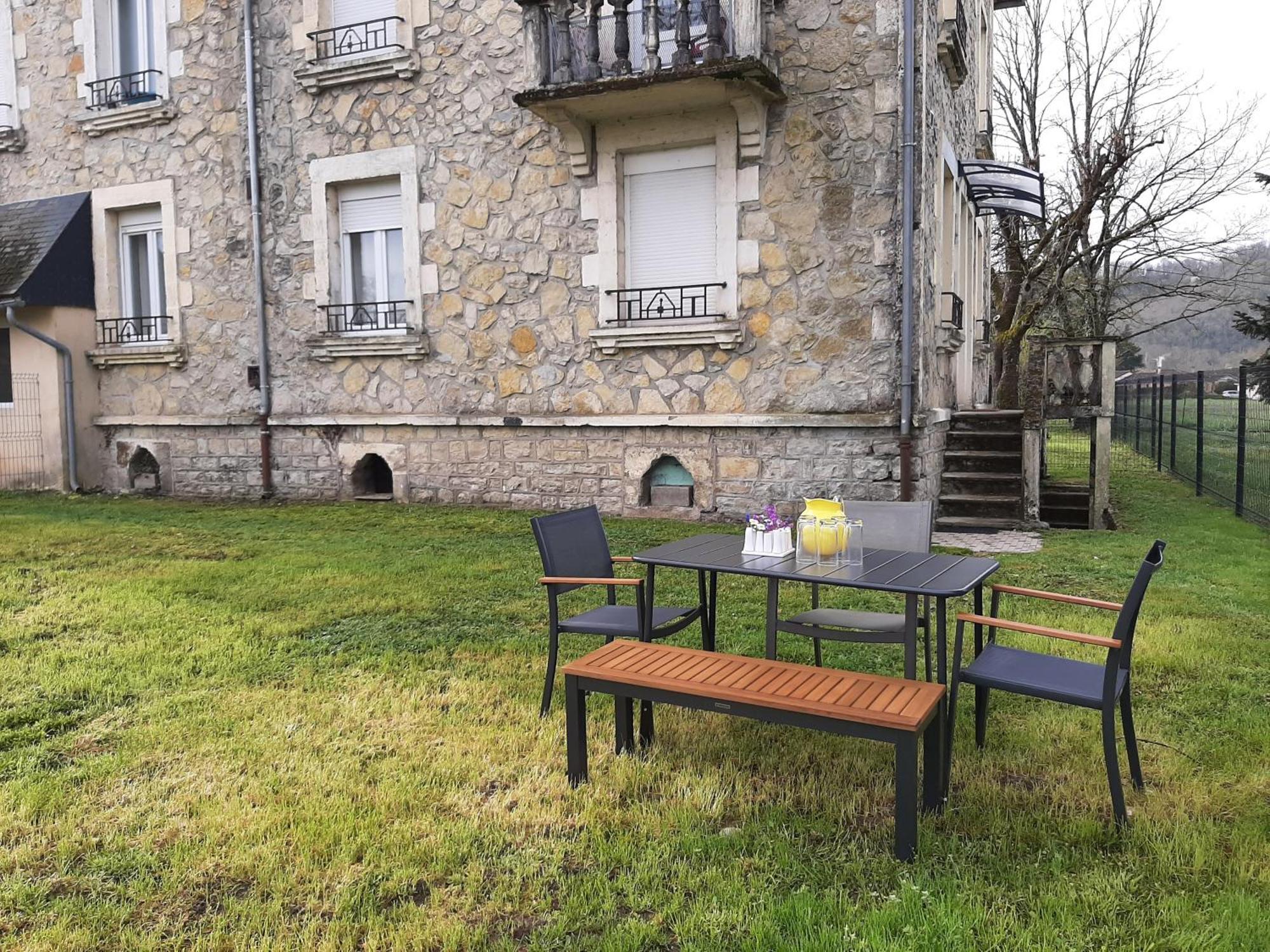Grand Appartement Avec Jardin Bretenoux エクステリア 写真